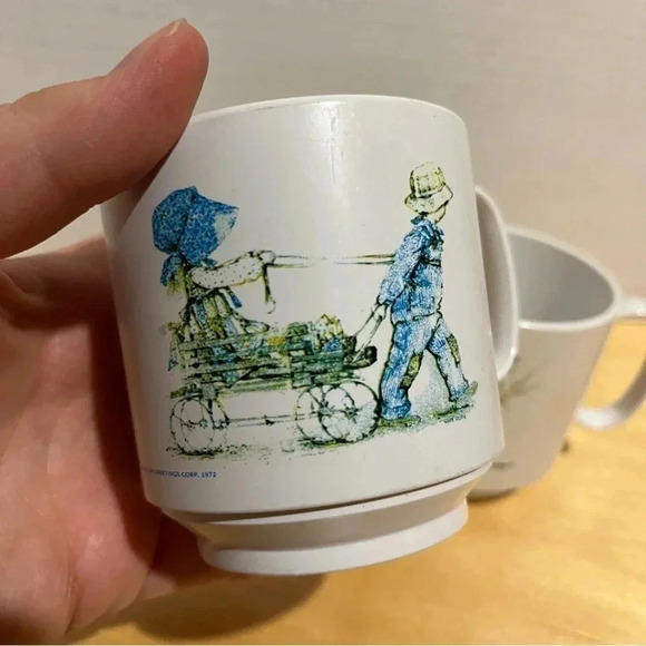 American Greetings 1972 Plastic Holly Hobbie Mugs Cups Lot Of 2 - Picture 2 of 14